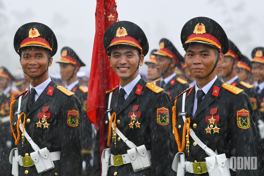 Nét đẹp kiên cường trong mưa của lực lượng tổng hợp luyện diễu binh, diễu hành