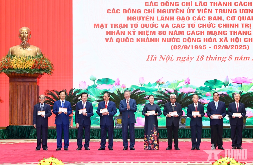 Tổng Bí thư Tô Lâm gặp mặt cán bộ lão thành cách mạng, nguyên Ủy viên Trung ương Đảng nhân kỷ niệm 80 năm Cách mạng Tháng Tám và Quốc khánh 2-9