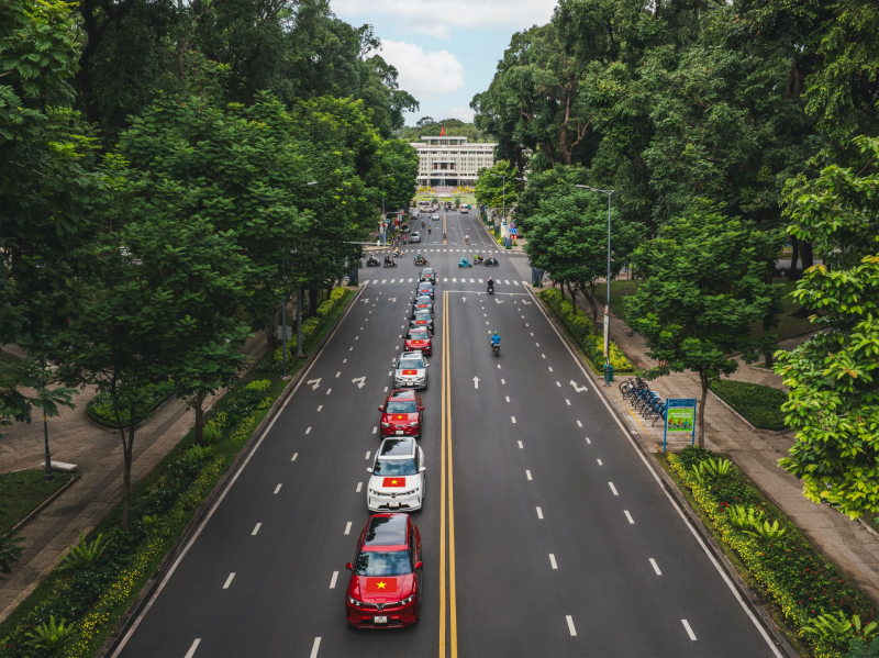 VinFast tặng 100.000 bộ decal Quốc kỳ cho chủ xe