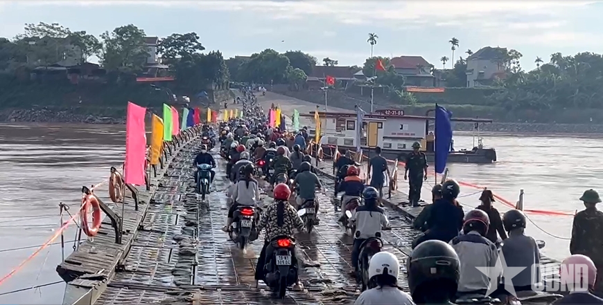 Vận hành trở lại cầu phao Phong Châu