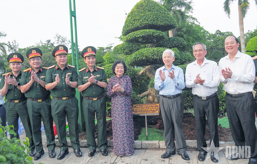 Đoàn lãnh đạo Đảng, Nhà nước, Bộ Quốc phòng dâng hương Chủ tịch Hồ Chí Minh tại khu tưởng niệm ở Cà Mau