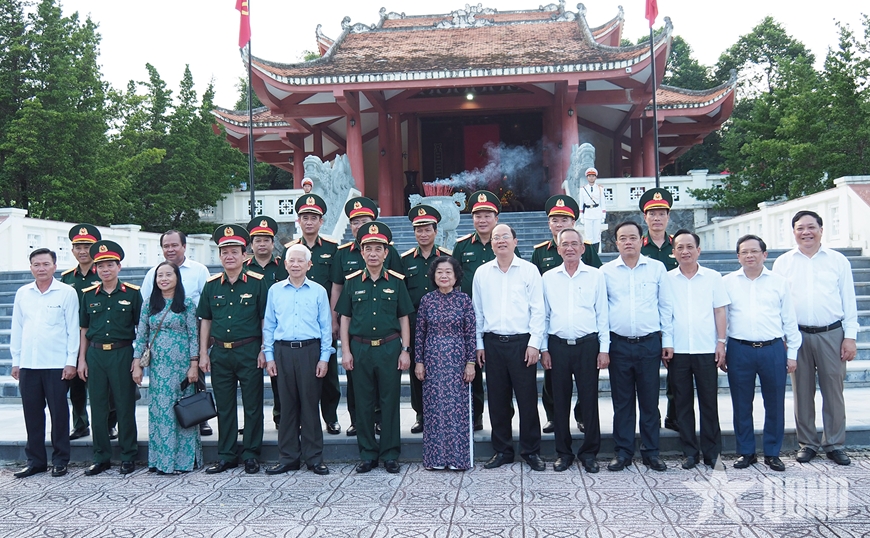 Đoàn lãnh đạo Đảng, Nhà nước, Bộ Quốc phòng dâng hương Chủ tịch Hồ Chí Minh tại khu tưởng niệm ở Cà Mau