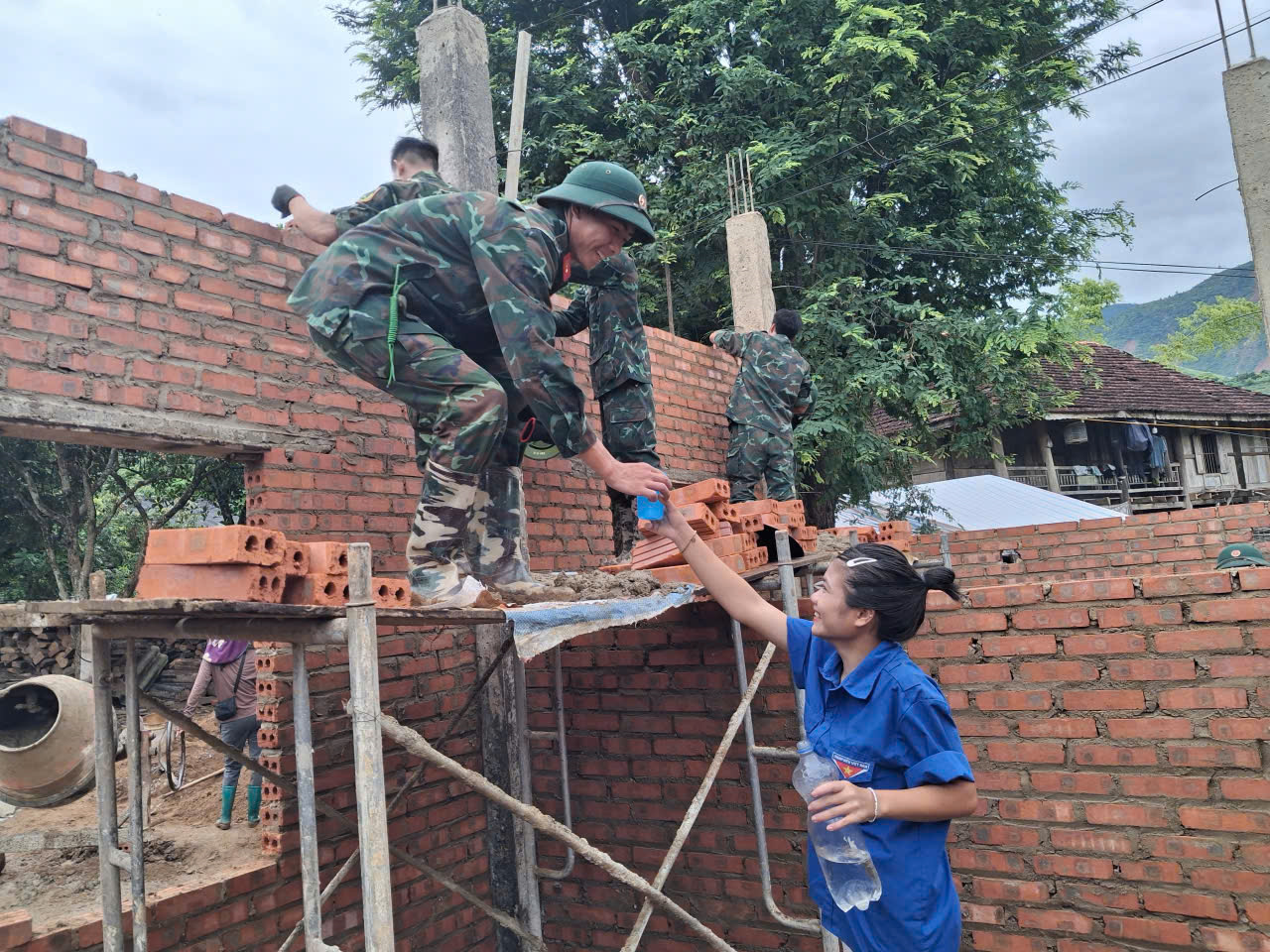 Cán bộ, chiến sĩ Trung đoàn 174, Sư đoàn 316 nỗ lực giúp dân khắc phục hậu quả thiên tai