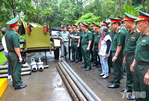 Trao tặng gia đình Đại tướng Võ Nguyên Giáp bộ đường ống xăng dầu dã chiến trong kháng chiến chống Mỹ