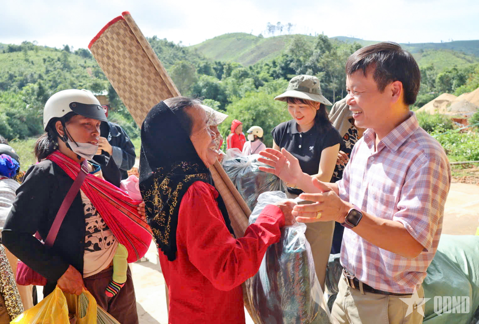 Xã Tu Mơ Rông (tỉnh Quảng Ngãi): Tổ chức “Phiên chợ 0 đồng và có đồng”, hướng dẫn đồng bào livestream bán hàng