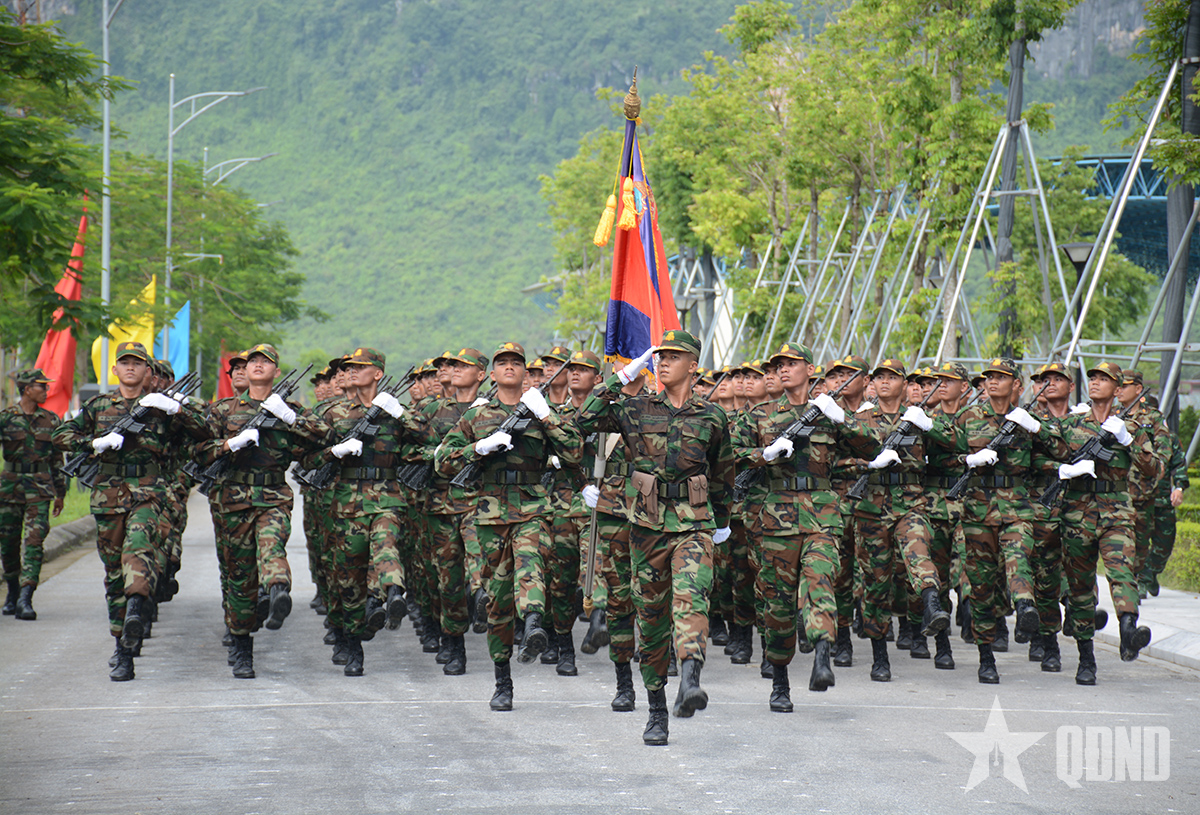 Đoàn Quân đội Hoàng gia Campuchia tập luyện tại Trung tâm Huấn luyện Quân sự quốc gia 4