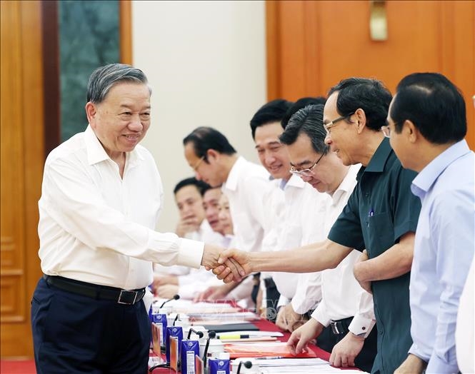 Bộ Chính trị cho ý kiến về công tác chuẩn bị Đại hội Đảng bộ TP Hà Nội và Đảng bộ TP Hồ Chí Minh