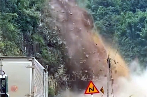 Sơn La: Sạt lở đá nghiêm trọng, giao thông ùn tắc cục bộ