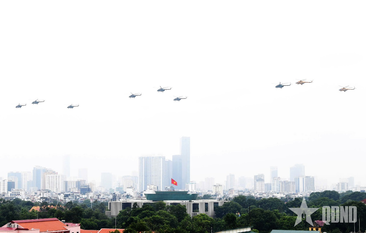 Máy bay tập luyện trên bầu trời Thủ đô Hà Nội, chuẩn bị cho sự kiện A80
