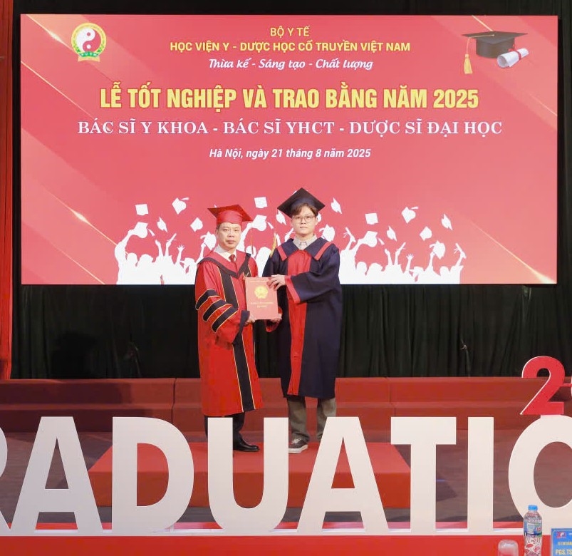 Trao bằng tốt nghiệp tới 775 tân bác sĩ y học cổ truyền, bác sĩ y khoa và dược sĩ