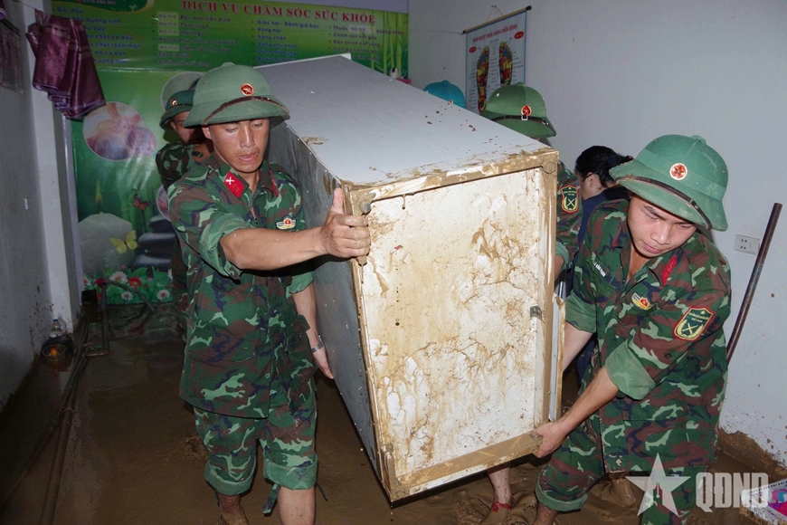 Bộ CHQS tỉnh Thái Nguyên giúp đỡ nhân dân khắc phục hậu quả mưa lũ