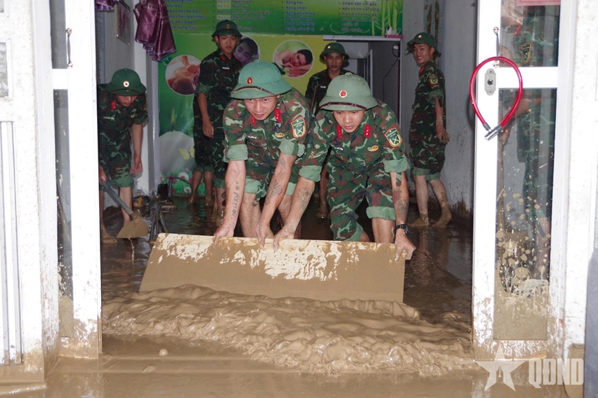 Bộ CHQS tỉnh Thái Nguyên giúp đỡ nhân dân khắc phục hậu quả mưa lũ