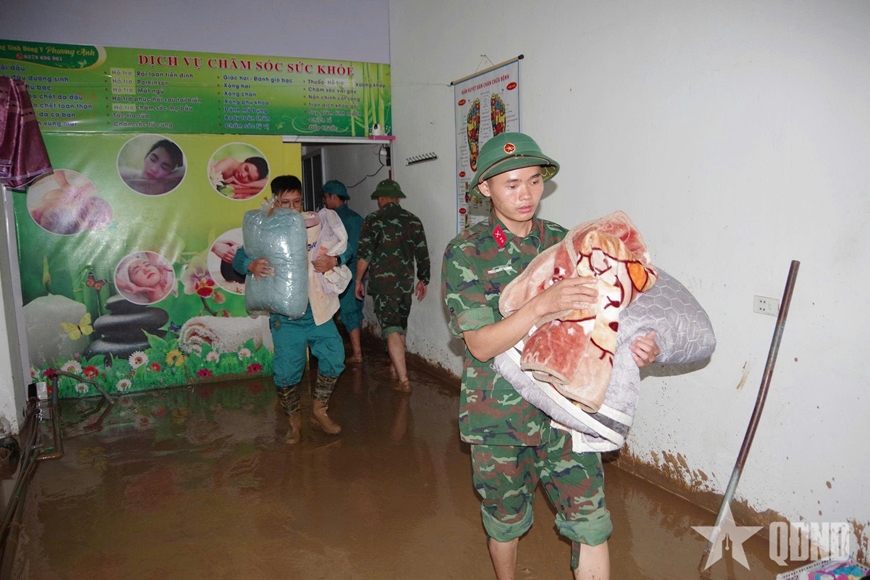 Bộ CHQS tỉnh Thái Nguyên giúp đỡ nhân dân khắc phục hậu quả mưa lũ