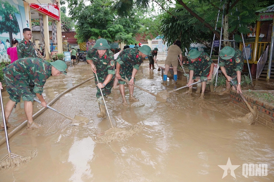 Bộ CHQS tỉnh Thái Nguyên giúp đỡ nhân dân khắc phục hậu quả mưa lũ