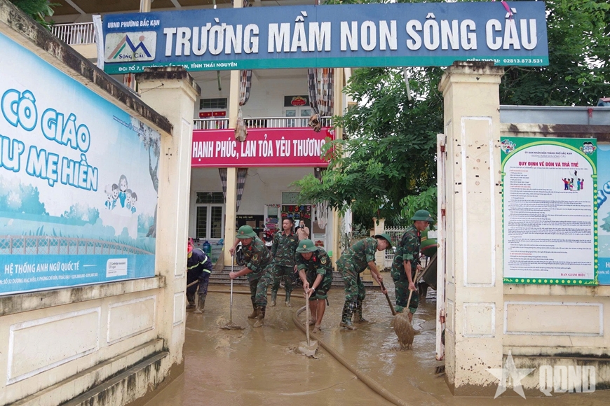 Bộ CHQS tỉnh Thái Nguyên giúp đỡ nhân dân khắc phục hậu quả mưa lũ