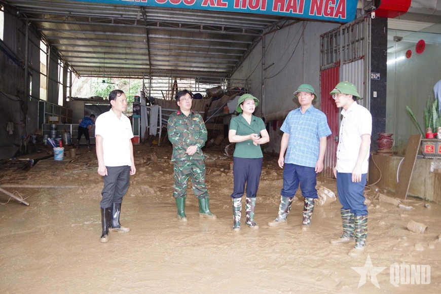Bộ CHQS tỉnh Thái Nguyên giúp đỡ nhân dân khắc phục hậu quả mưa lũ