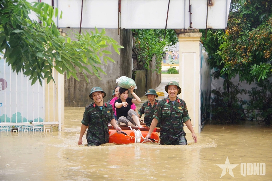 Bộ CHQS tỉnh Thái Nguyên giúp đỡ nhân dân khắc phục hậu quả mưa lũ