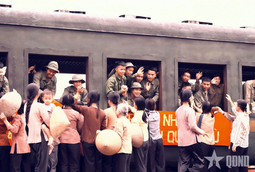 Thu gần 32 tỉ đồng ngày đầu công chiếu, “Mưa đỏ” đứng top 1 phòng vé