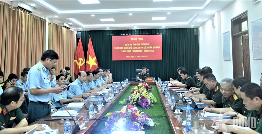 Thượng tướng Lê Huy Vịnh kiểm tra tình hình triển khai hồ sơ bệnh án điện tử tại các bệnh viện