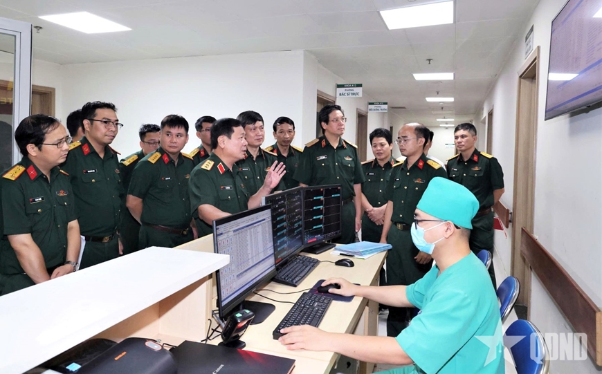 Thượng tướng Lê Huy Vịnh kiểm tra tình hình triển khai hồ sơ bệnh án điện tử tại các bệnh viện