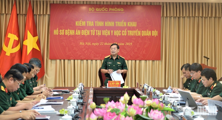 Thượng tướng Lê Huy Vịnh kiểm tra tình hình triển khai hồ sơ bệnh án điện tử tại các bệnh viện