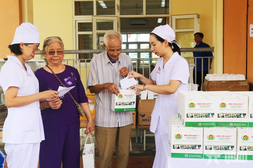 Bệnh viện Quân y 7 khám bệnh, cấp thuốc miễn phí cho đối tượng chính sách