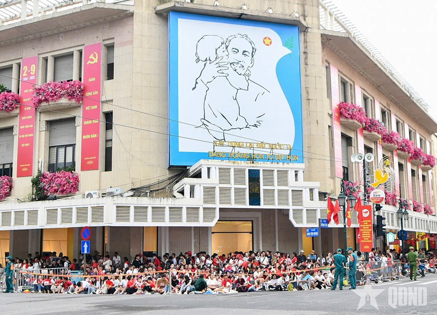 Người dân háo hức chờ tổng hợp luyện diễu binh, diễu hành lần thứ hai