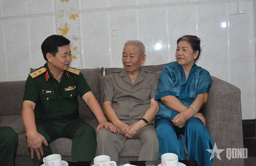 Đoàn cán bộ Tổng cục Chính trị thăm, tặng quà tri ân Đại tướng Lê Văn Dũng