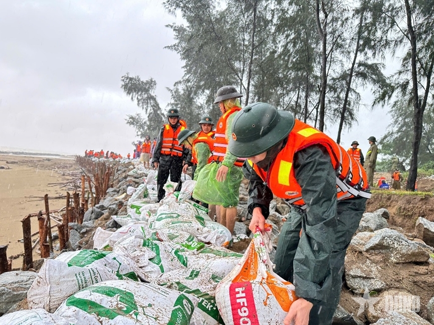 Cập nhật: Bão số 5 giật cấp 16, đang trên vùng biển ven bờ Nghệ An, Hà Tĩnh