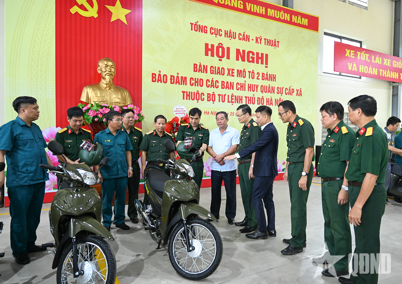 Bàn giao hơn 250 xe mô tô về Ban CHQS cấp xã thuộc Bộ tư lệnh Thủ đô Hà Nội