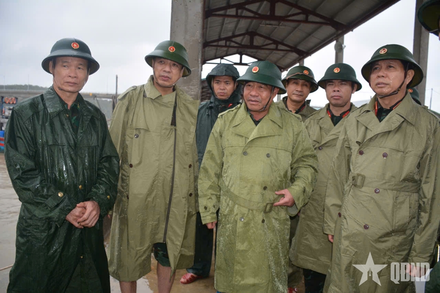 Phó thủ tướng Trần Hồng Hà chỉ đạo công tác ứng phó bão số 5 tại Sở chỉ huy trung tâm Quân khu 4