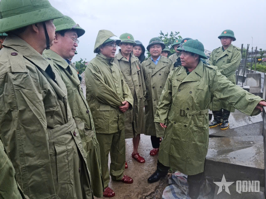 Phó thủ tướng Trần Hồng Hà chỉ đạo công tác ứng phó bão số 5 tại Sở chỉ huy trung tâm Quân khu 4