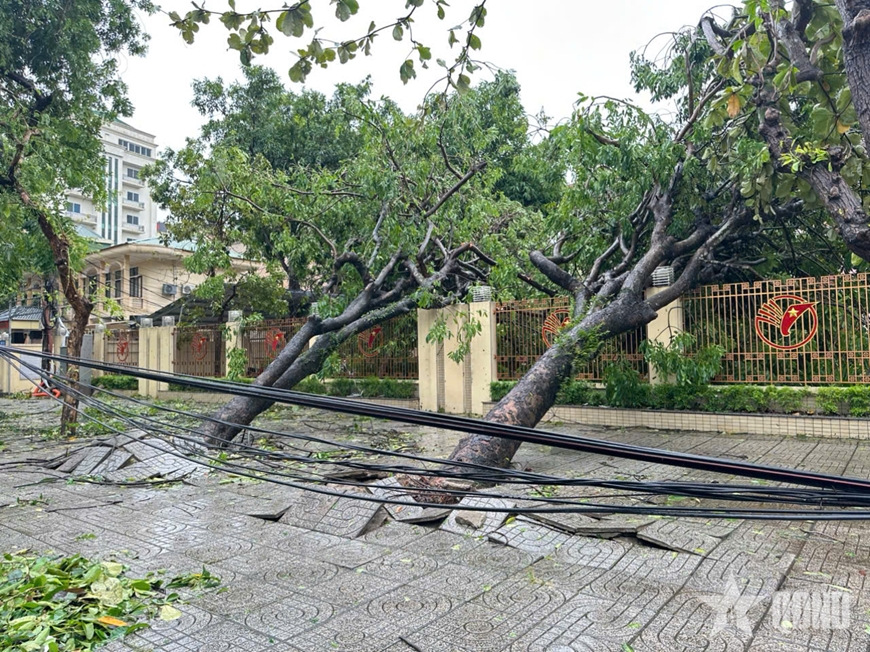 Bão số 5 gây mưa lớn kéo dài, nhiều địa phương ngập nặng và sạt lở đất