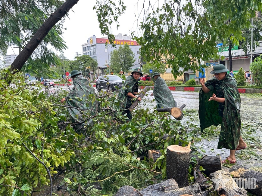 Bão số 5 gây mưa lớn kéo dài, nhiều địa phương ngập nặng và sạt lở đất