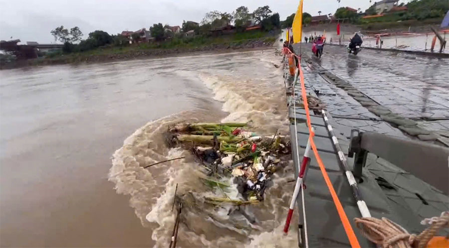 Lữ đoàn 249 cắt cầu phao Phong Châu để bảo đảm giao thông  