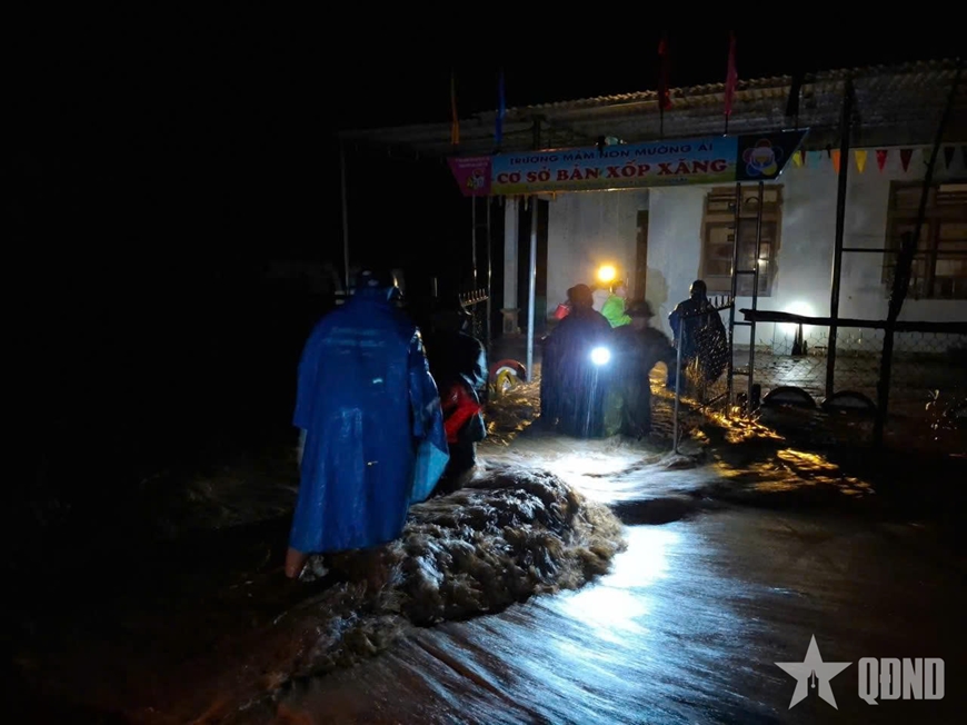 Bão số 5 gây mưa lớn kéo dài, nhiều địa phương ngập nặng và sạt lở đất