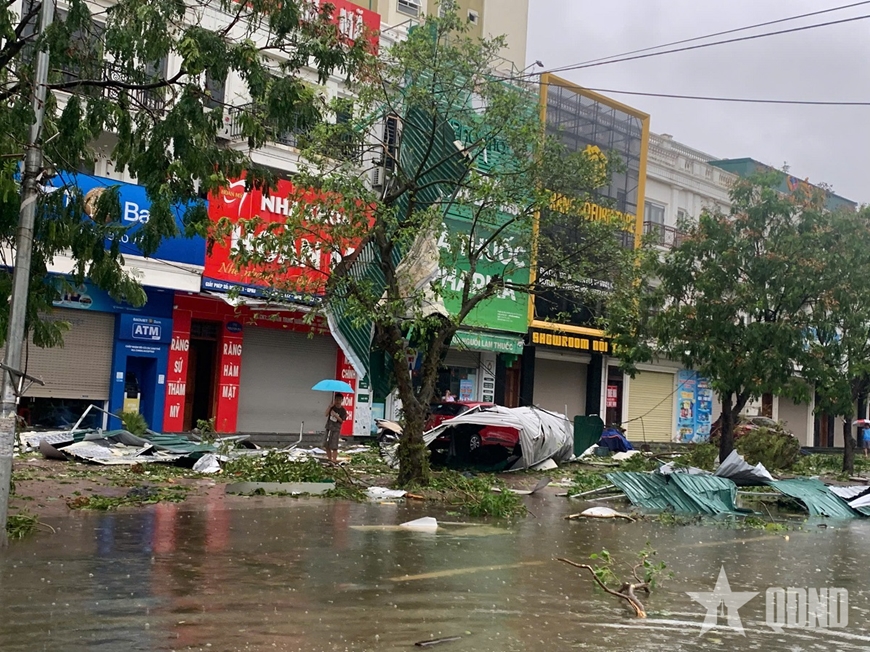 Bão số 5 gây mưa lớn kéo dài, nhiều địa phương ngập nặng và sạt lở đất
