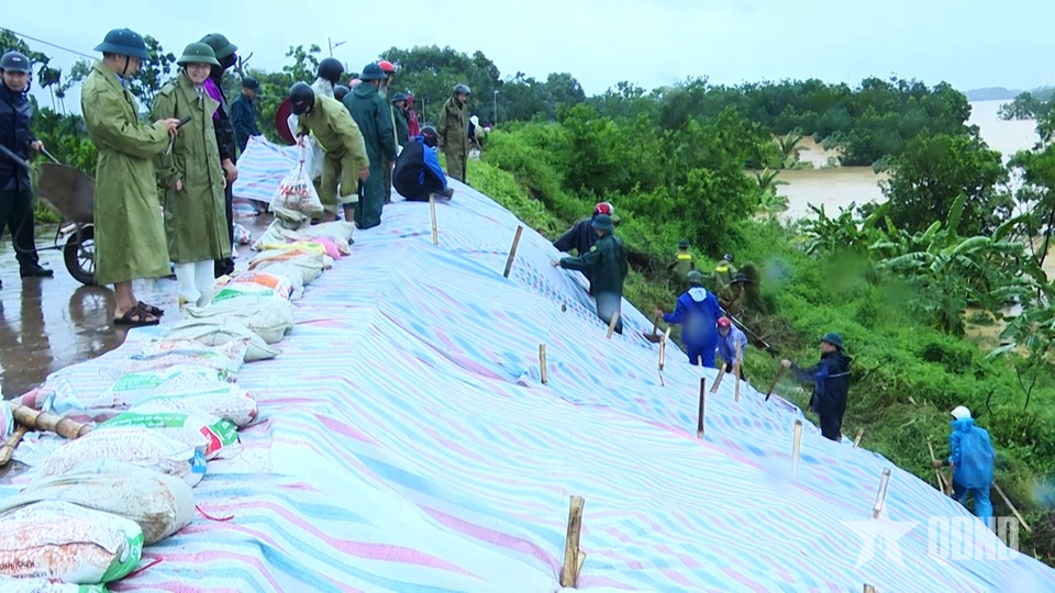 Thanh Hóa báo động lũ trên nhiều sông, mưa lũ làm chia cắt cục bộ