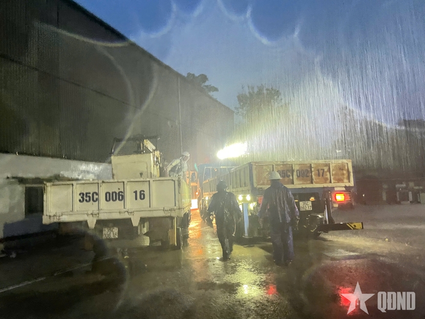 Ngành điện miền Bắc quyết liệt khắc phục lưới điện sau bão số 5