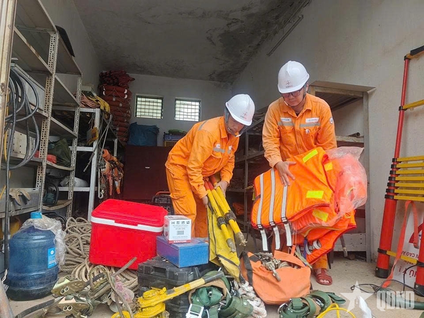 Ngành điện miền Bắc quyết liệt khắc phục lưới điện sau bão số 5