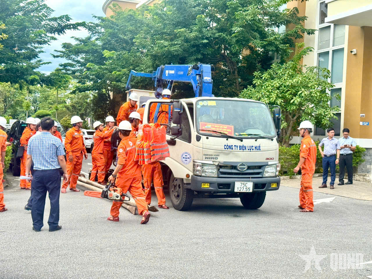 Tổng công ty Điện lực miền Trung huy động hơn 200 công nhân, kỹ sư hỗ trợ khắc phục lưới điện sau bão số 5 tại Hà Tĩnh