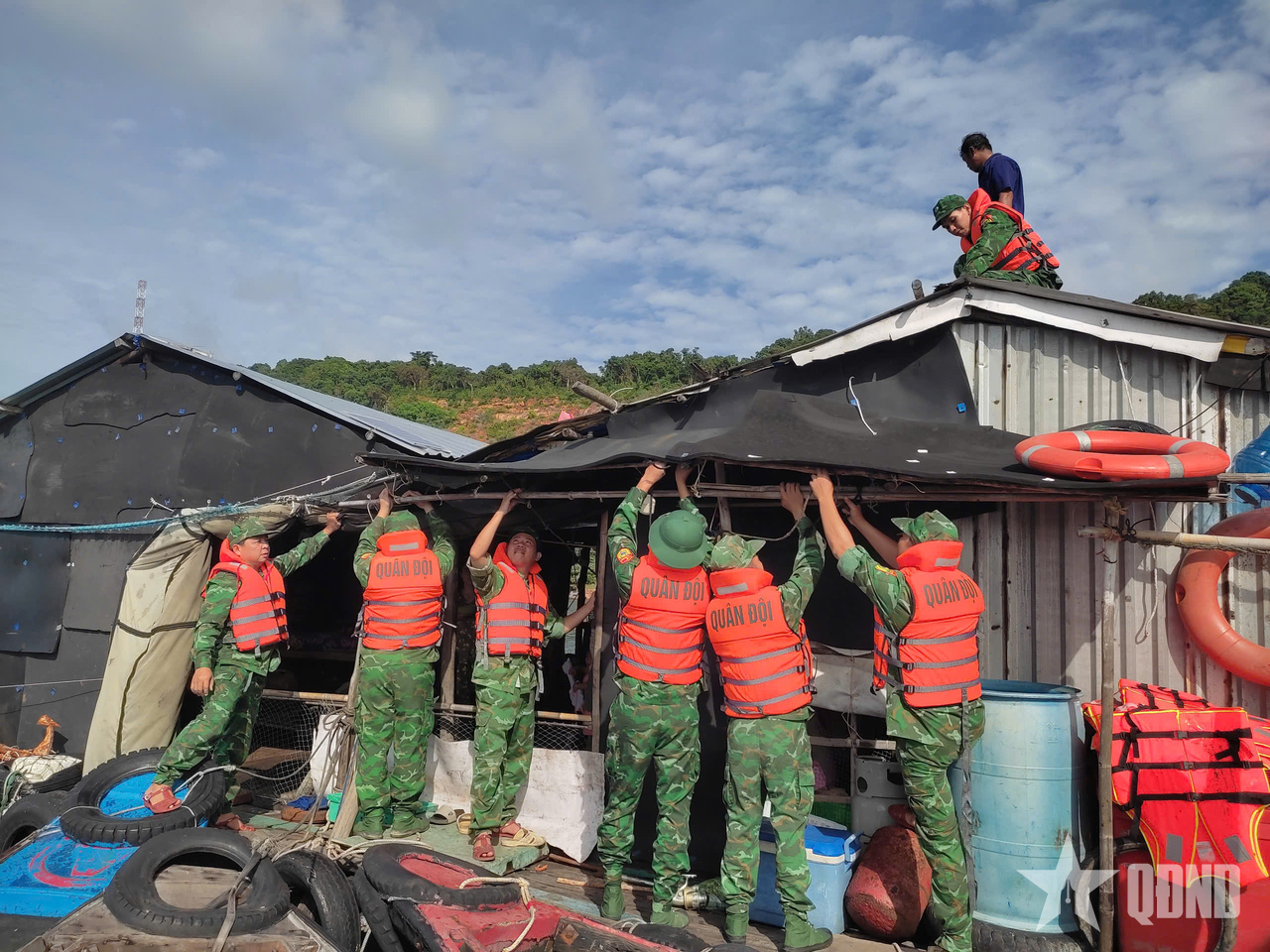 Đồn Biên phòng Thổ Châu giúp dân ứng phó bão số 5