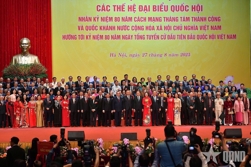 Tổng Bí thư Tô Lâm gặp mặt các thế hệ đại biểu Quốc hội qua các thời kỳ