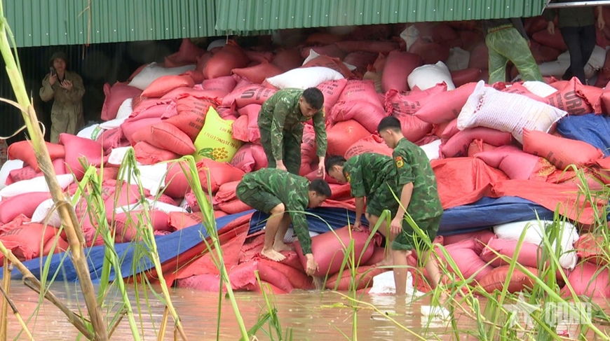 Gắn bó tình quân dân trong bão dữ