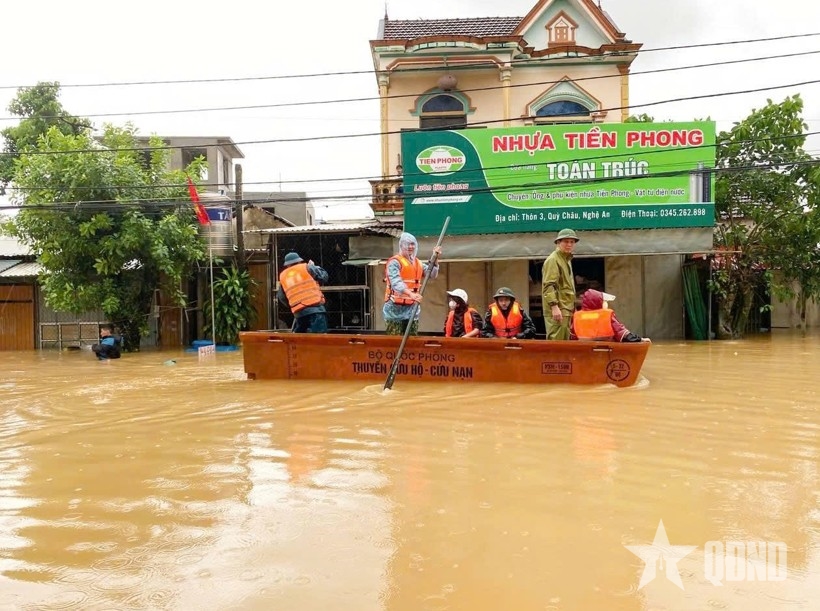 Gắn bó tình quân dân trong bão dữ
