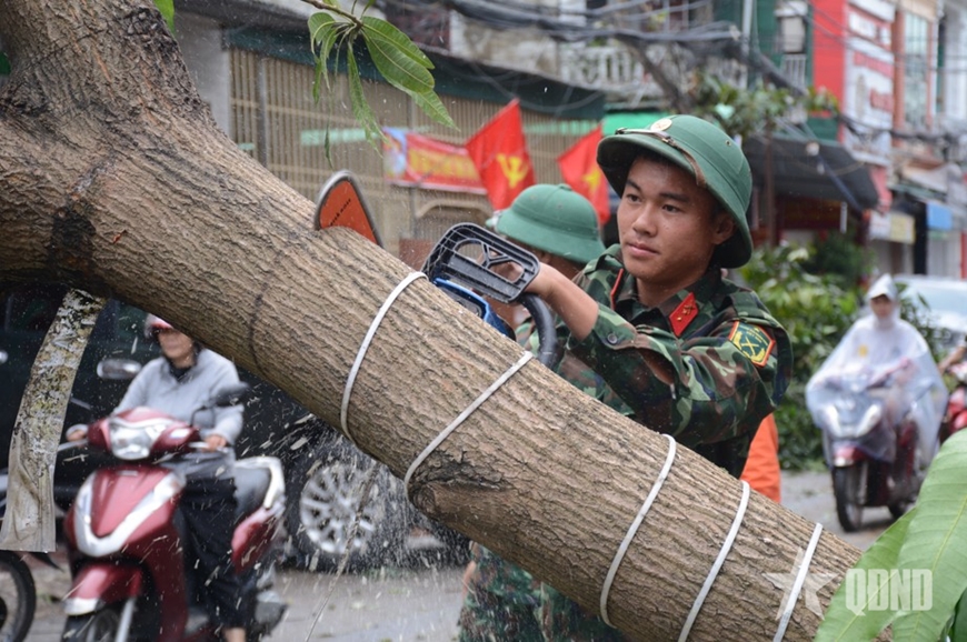 Gắn bó tình quân dân trong bão dữ