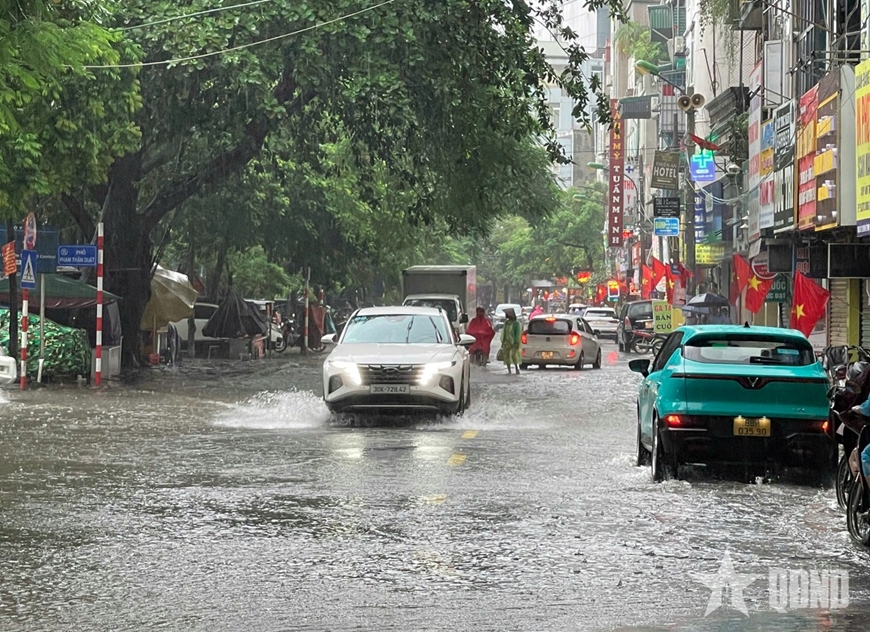 Mưa lớn, Hà Nội phố thành "sông"