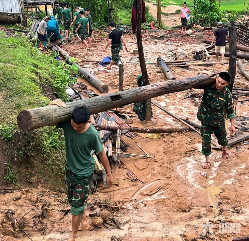 Trung đoàn 98 (Sư đoàn 316) giúp đồng bào Sơn La dựng lại nhà sau trận lũ lịch sử