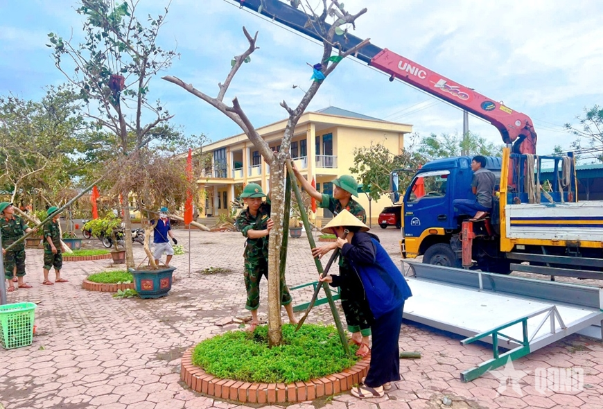 Bộ đội Hà Tĩnh hỗ trợ các trường học khắc phục hậu quả bão số 5