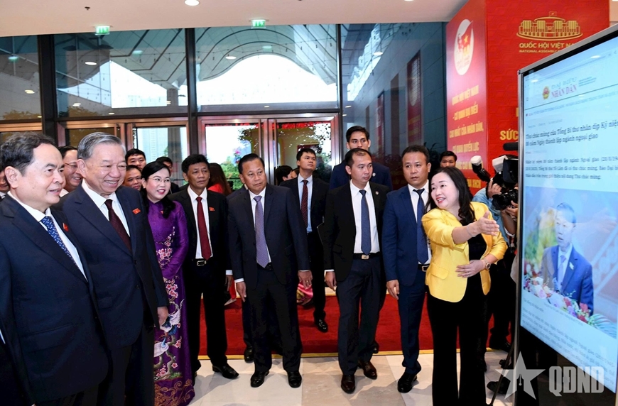 Tổng Bí thư Tô Lâm tham quan triển lãm ảnh "Quốc hội Việt Nam - 80 năm kế thừa và phát triển"